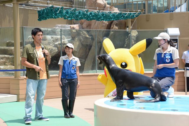 篠原信一がアシカと輪投げ対決！「夏休みポケモンカーニバル」フォトギャラリー（18枚目）