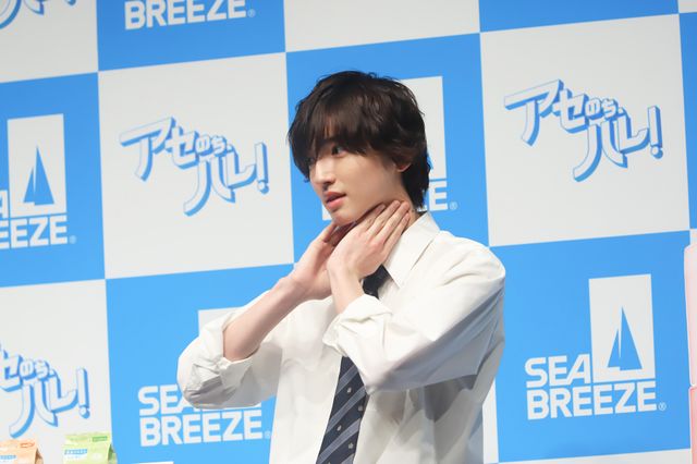 なにわ男子・道枝駿佑＆長尾謙杜のさわやか制服姿！シーブリーズ新CMキャスト発表会：フォトギャラリー