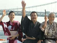 レインボーブリッジを背に左から江角マキコ、西田敏行、三國連太郎