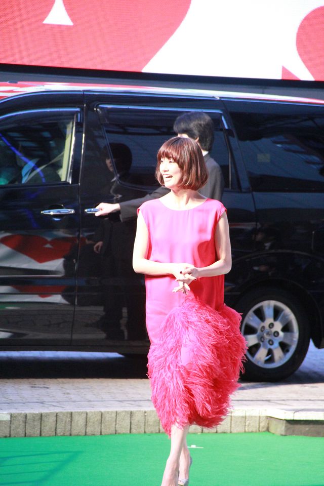 水川あさみ、真っ赤なドレスでグリーンカーペットに！東京国際映画祭フォトギャラリー：フォトギャラリー