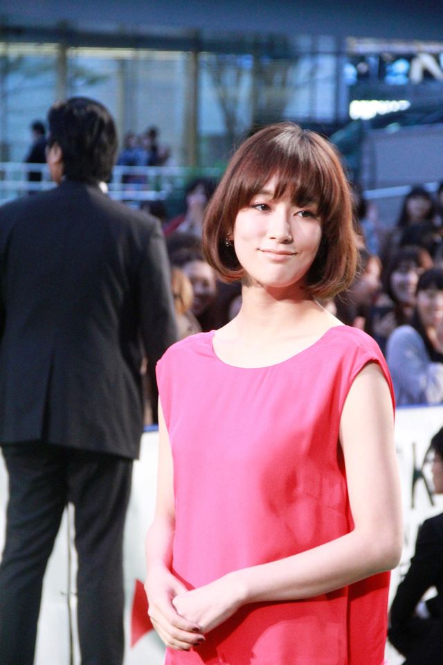 水川あさみ、真っ赤なドレスでグリーンカーペットに！東京国際映画祭フォトギャラリー（3枚目）