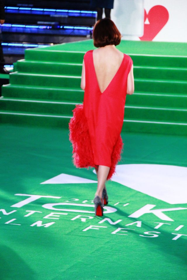 水川あさみ、真っ赤なドレスでグリーンカーペットに！東京国際映画祭フォトギャラリー（6枚目）
