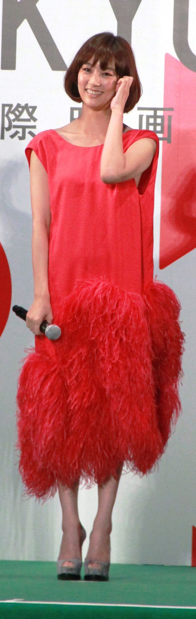 水川あさみ、真っ赤なドレスでグリーンカーペットに！東京国際映画祭フォトギャラリー（8枚目）