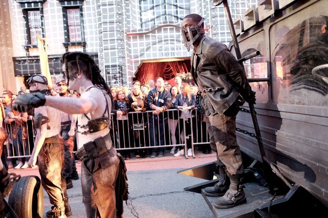 『マッドマックス　怒りのデス・ロード』風のドウェイン・ジョンソン＆ケヴィン・ハート（2枚目）