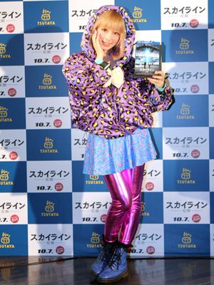 エイリアンをイメージしたファッションでイベントに出席したきゃりーぱみゅぱみゅ