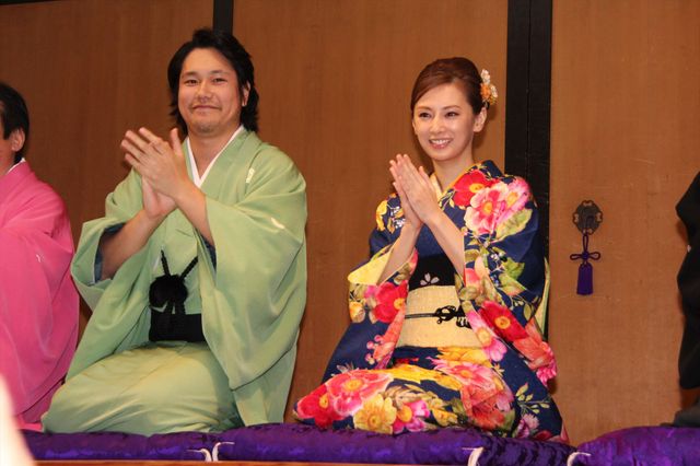 映画『の・ようなもの のようなもの』イベントに和装で登場した松山ケンイチ（左）と北川景子