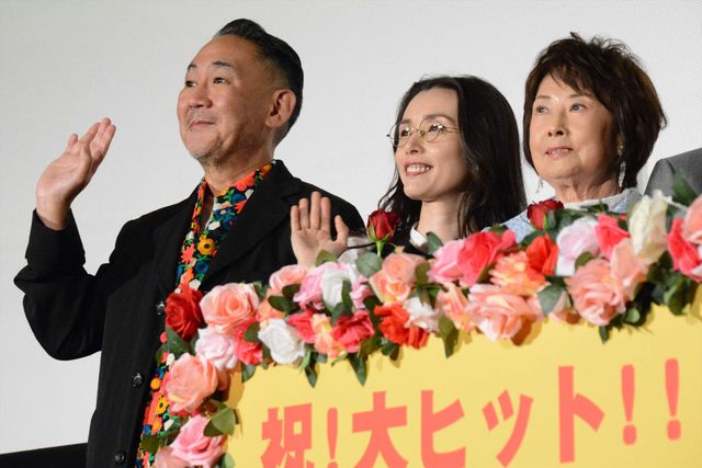 妻夫木聡＆蒼井優が爆笑！『妻よ薔薇のように　家族はつらいよIII』初日舞台あいさつ【全19枚】（15枚目）