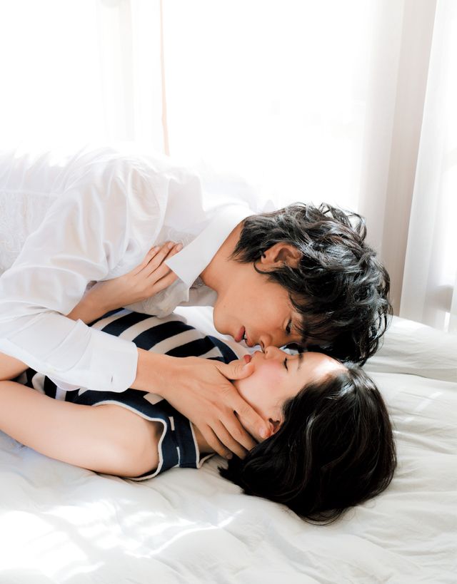 斎藤工「anan」で人気モデルと濃厚キス：フォトギャラリー
