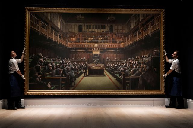 英国の議場に座っているチンパンジーたちを描いたバンクシーの作品(写真)が987万9,500ポンド(約13億円300万円、手数料含む)で落札された。写真は9月27日、ロンドンで撮影