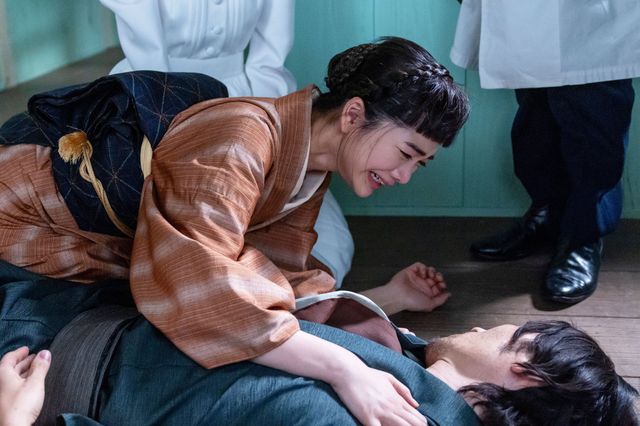 【画像8枚】朝ドラ「風、薫る」りん（見上愛）が必死に助けて…第71回場面写真（2枚目）
