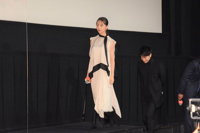 佐藤健「寒くないですか？」とファンを気遣う『護られなかった者たちへ』初日舞台あいさつ：フォトギャラリー