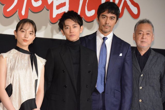 佐藤健「寒くないですか？」とファンを気遣う『護られなかった者たちへ』初日舞台あいさつ（11枚目）