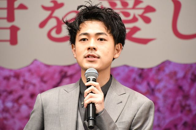 成田凌、岡田健史のスーツ姿がカッコいい！『弥生、三月　－君を愛した30年－』完成披露試写会（12枚目）