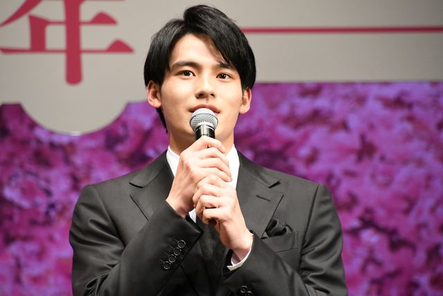 成田凌、岡田健史のスーツ姿がカッコいい！『弥生、三月　－君を愛した30年－』完成披露試写会（18枚目）