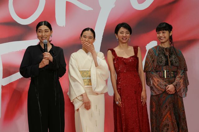 安藤サクラ、蒼井優、満島ひかり、宮崎あおいら女優陣の美しい装いに注目！第30回東京国際映画祭オープニングイベント（7枚目）