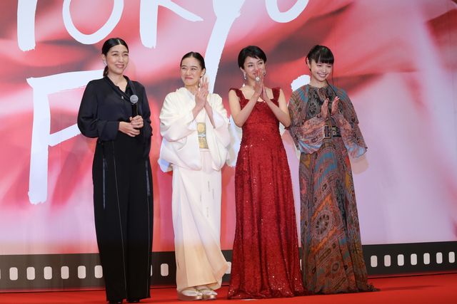 安藤サクラ、蒼井優、満島ひかり、宮崎あおいら女優陣の美しい装いに注目！第30回東京国際映画祭オープニングイベント（8枚目）