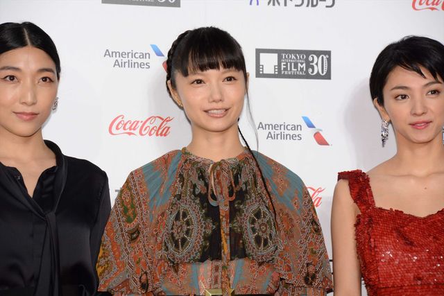 安藤サクラ、蒼井優、満島ひかり、宮崎あおいら女優陣の美しい装いに注目！第30回東京国際映画祭オープニングイベント（32枚目）
