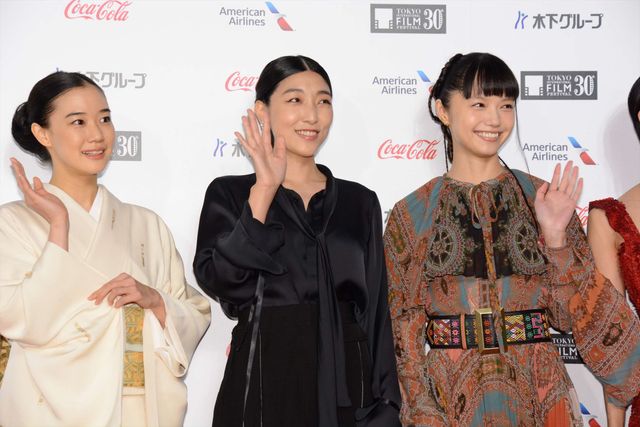 安藤サクラ、蒼井優、満島ひかり、宮崎あおいら女優陣の美しい装いに注目！第30回東京国際映画祭オープニングイベント（39枚目）