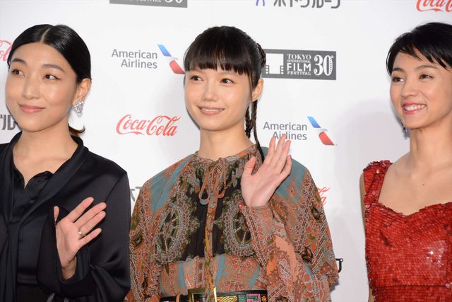 安藤サクラ、蒼井優、満島ひかり、宮崎あおいら女優陣の美しい装いに注目！第30回東京国際映画祭オープニングイベント（40枚目）