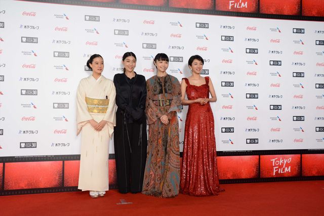 安藤サクラ、蒼井優、満島ひかり、宮崎あおいら女優陣の美しい装いに注目！第30回東京国際映画祭オープニングイベント（44枚目）