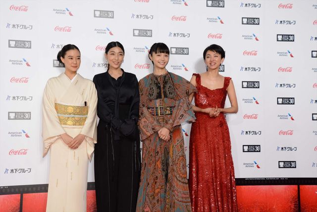 安藤サクラ、蒼井優、満島ひかり、宮崎あおいら女優陣の美しい装いに注目！第30回東京国際映画祭オープニングイベント（45枚目）
