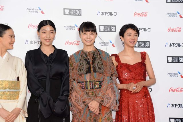 安藤サクラ、蒼井優、満島ひかり、宮崎あおいら女優陣の美しい装いに注目！第30回東京国際映画祭オープニングイベント（46枚目）