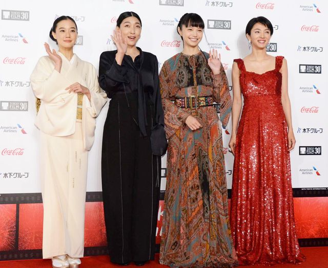 安藤サクラ、蒼井優、満島ひかり、宮崎あおいら女優陣の美しい装いに注目！第30回東京国際映画祭オープニングイベント（65枚目）