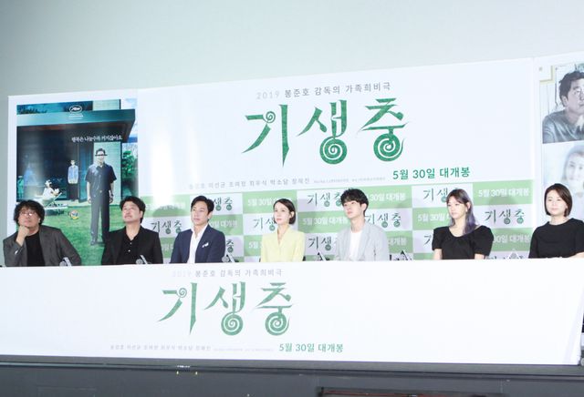 左からポン・ジュノ監督、ソン・ガンホ、イ・ソンギュン、チョ・ヨジョン、チェ・ウシク、パク・ソダム、チャン・へジン