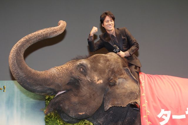 少年の顔を見せる桐谷健太『ターザン：REBORN』ジャパンプレミアフォトギャラリー：フォトギャラリー