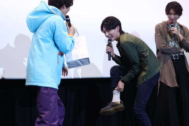 日野友輔(中央)、知念英和(左)に靴下を“返却”するはずが…