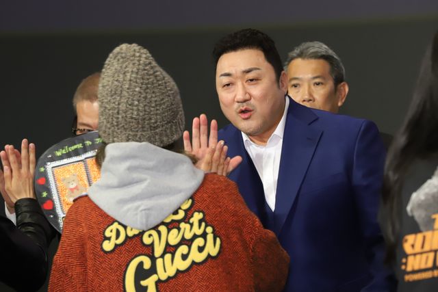 マブリーはハイタッチ会、國村隼はチョコ手渡し！『犯罪都市 NO WAY OUT』ジャパンプレミア：フォトギャラリー