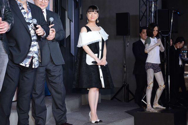 上白石萌音、ハリウッド版「銃夢」主演女優と登場！（9枚目）