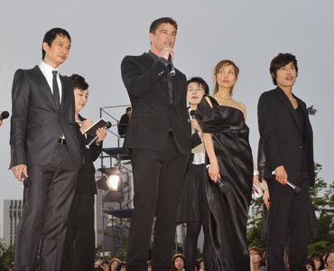 色男たちが勢ぞろい！（写真左から、トラン・アン・ユン監督、ジョシュ・ハートネット、トラン・ヌー・イェン・ケー、イ・ビョンホン）