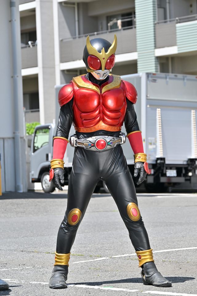 レジェンドが召喚する仮面ライダークウガ