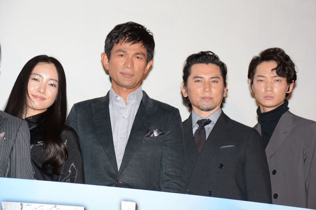 共演者にイジられる綾野剛　映画『天空の蜂』初日舞台あいさつフォトギャラリー：フォトギャラリー