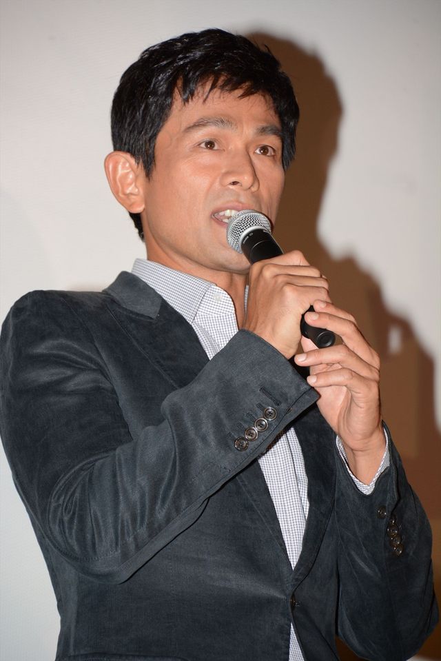 共演者にイジられる綾野剛　映画『天空の蜂』初日舞台あいさつフォトギャラリー（2枚目）