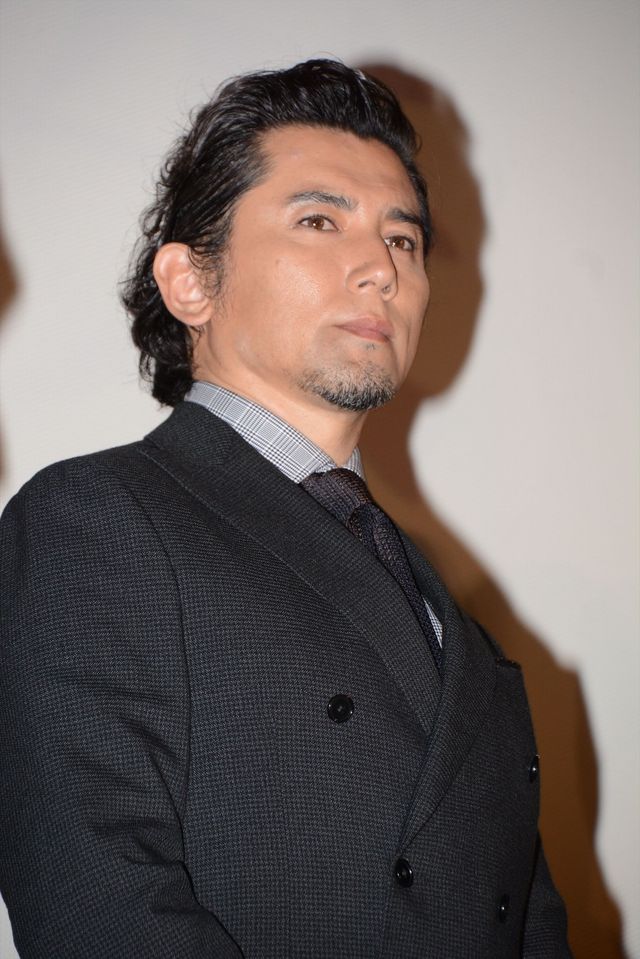 共演者にイジられる綾野剛　映画『天空の蜂』初日舞台あいさつフォトギャラリー（3枚目）