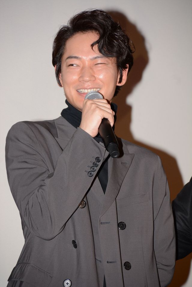 共演者にイジられる綾野剛　映画『天空の蜂』初日舞台あいさつフォトギャラリー（6枚目）