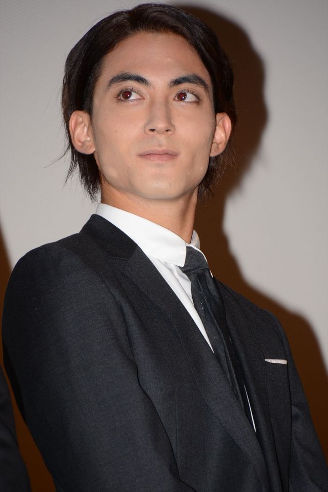 共演者にイジられる綾野剛　映画『天空の蜂』初日舞台あいさつフォトギャラリー（9枚目）