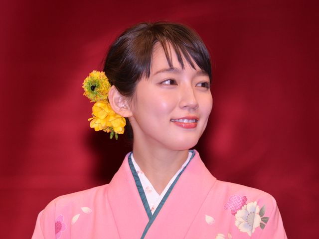 吉岡里帆が袴姿で登場！『名探偵コナン　から紅の恋歌（ラブレター）』完成披露舞台あいさつ ギャラリー：フォトギャラリー
