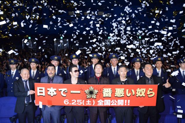 綾野剛「今回は何人殺せばいいんですか？」の質問に“最高の現場”と感じる！映画『日本で一番悪い奴ら』完成披露舞台あいさつフォトギャラリー：フォトギャラリー