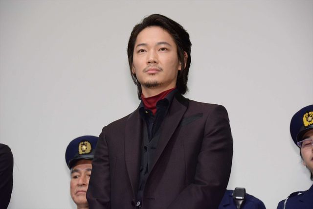 綾野剛「今回は何人殺せばいいんですか？」の質問に“最高の現場”と感じる！映画『日本で一番悪い奴ら』完成披露舞台あいさつフォトギャラリー（4枚目）