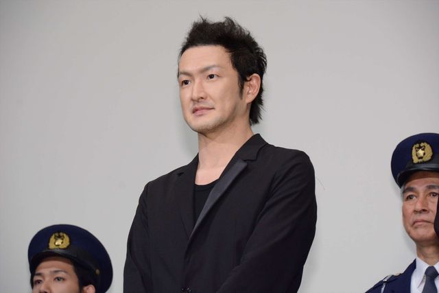 綾野剛「今回は何人殺せばいいんですか？」の質問に“最高の現場”と感じる！映画『日本で一番悪い奴ら』完成披露舞台あいさつフォトギャラリー（5枚目）