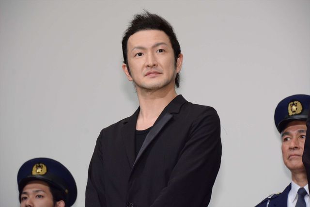 綾野剛「今回は何人殺せばいいんですか？」の質問に“最高の現場”と感じる！映画『日本で一番悪い奴ら』完成披露舞台あいさつフォトギャラリー（6枚目）