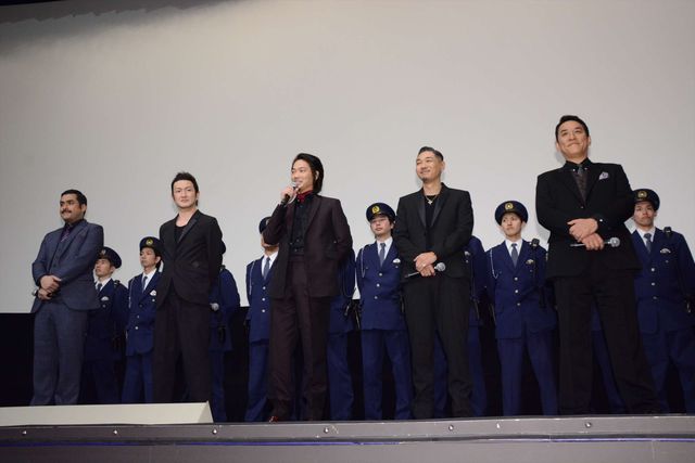 綾野剛「今回は何人殺せばいいんですか？」の質問に“最高の現場”と感じる！映画『日本で一番悪い奴ら』完成披露舞台あいさつフォトギャラリー（7枚目）