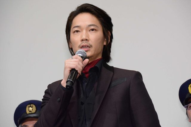 綾野剛「今回は何人殺せばいいんですか？」の質問に“最高の現場”と感じる！映画『日本で一番悪い奴ら』完成披露舞台あいさつフォトギャラリー（8枚目）