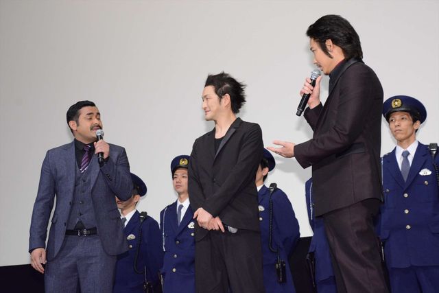 綾野剛「今回は何人殺せばいいんですか？」の質問に“最高の現場”と感じる！映画『日本で一番悪い奴ら』完成披露舞台あいさつフォトギャラリー（12枚目）