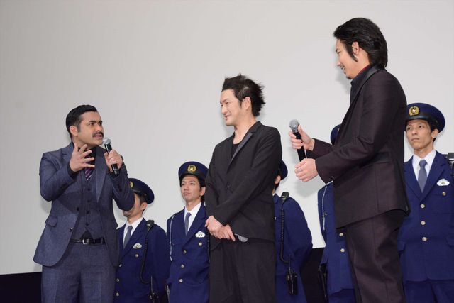 綾野剛「今回は何人殺せばいいんですか？」の質問に“最高の現場”と感じる！映画『日本で一番悪い奴ら』完成披露舞台あいさつフォトギャラリー（13枚目）