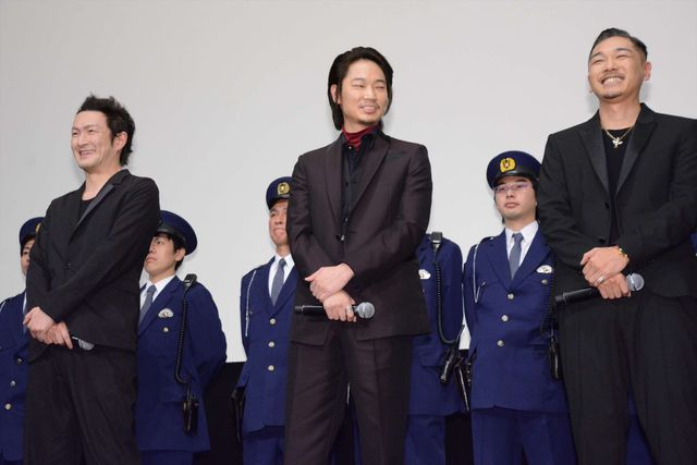 綾野剛「今回は何人殺せばいいんですか？」の質問に“最高の現場”と感じる！映画『日本で一番悪い奴ら』完成披露舞台あいさつフォトギャラリー（14枚目）