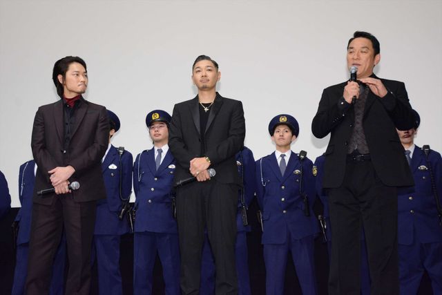 綾野剛「今回は何人殺せばいいんですか？」の質問に“最高の現場”と感じる！映画『日本で一番悪い奴ら』完成披露舞台あいさつフォトギャラリー（15枚目）